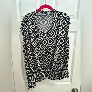 New York & Company Black and White Geometric Blouse